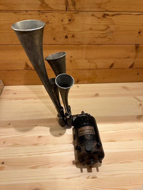 A Cicca 'Tenor' 12 Volt four trumpet air-horn