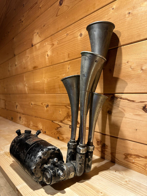 A Cicca 'Tenor' 12 Volt four trumpet air-horn